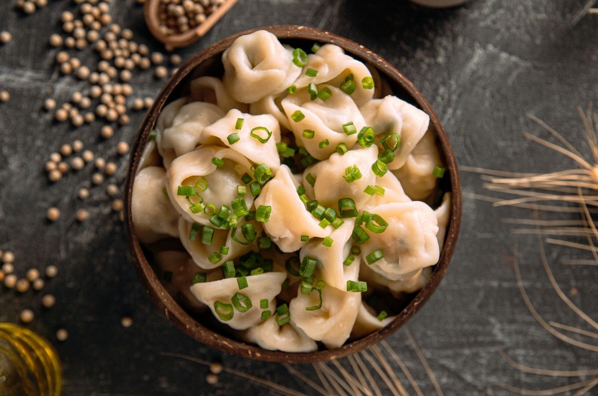 Pelmeni: los dumplings rusos que se comen con crema agria