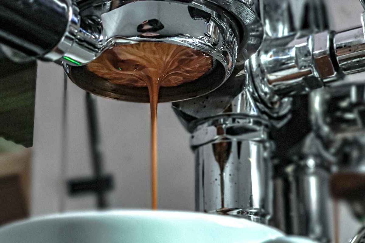 Máquina preparando espresso fresco. Foto de Pexels.