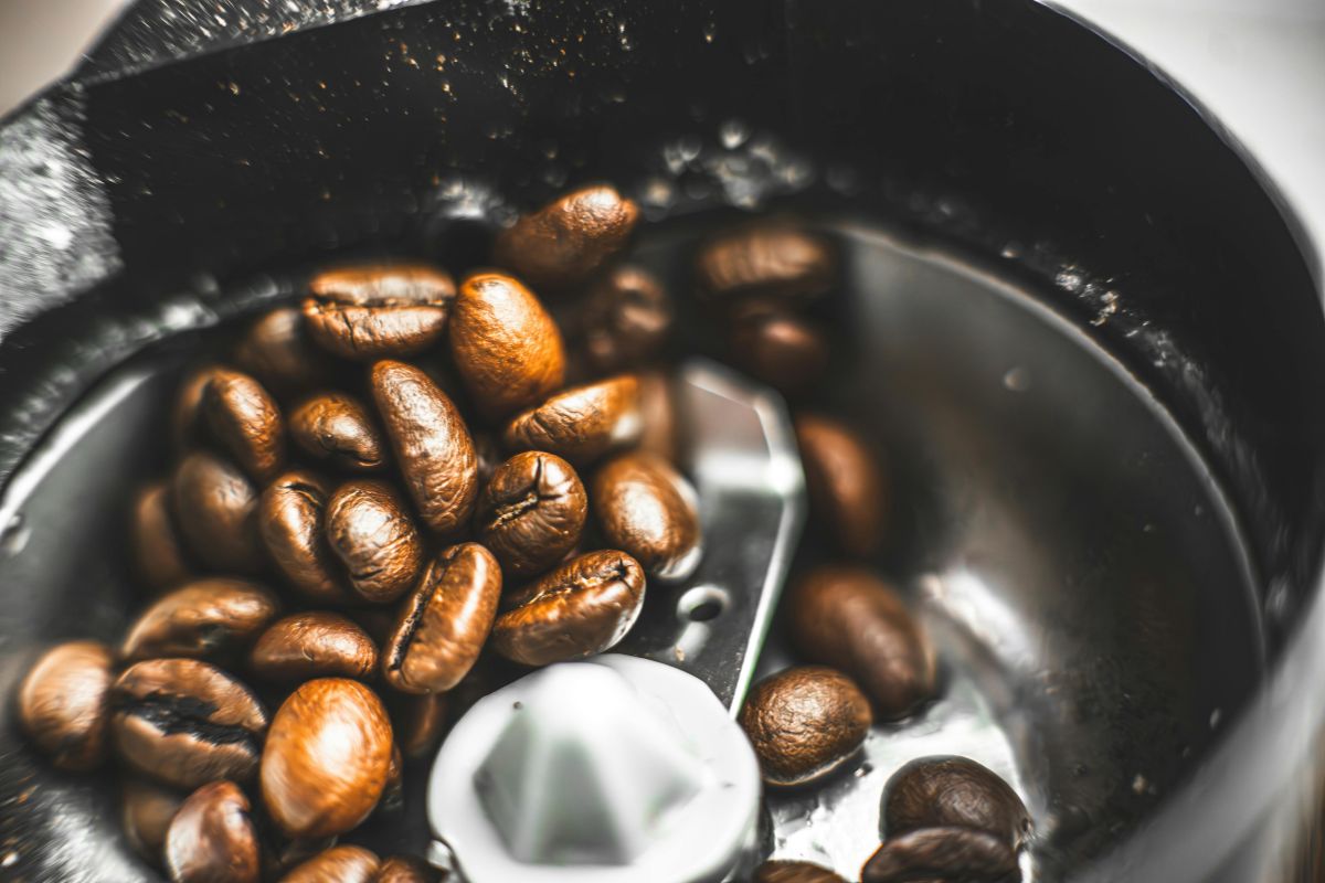 Granos de café tostados. Foto de Pexels.