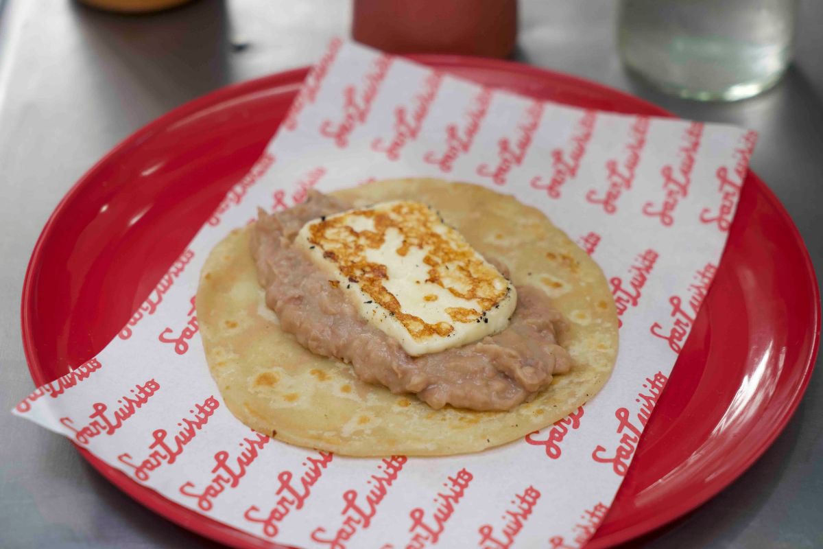 Taco de queso asado y frijoles en tortilla de harina. Foto de cortesía.