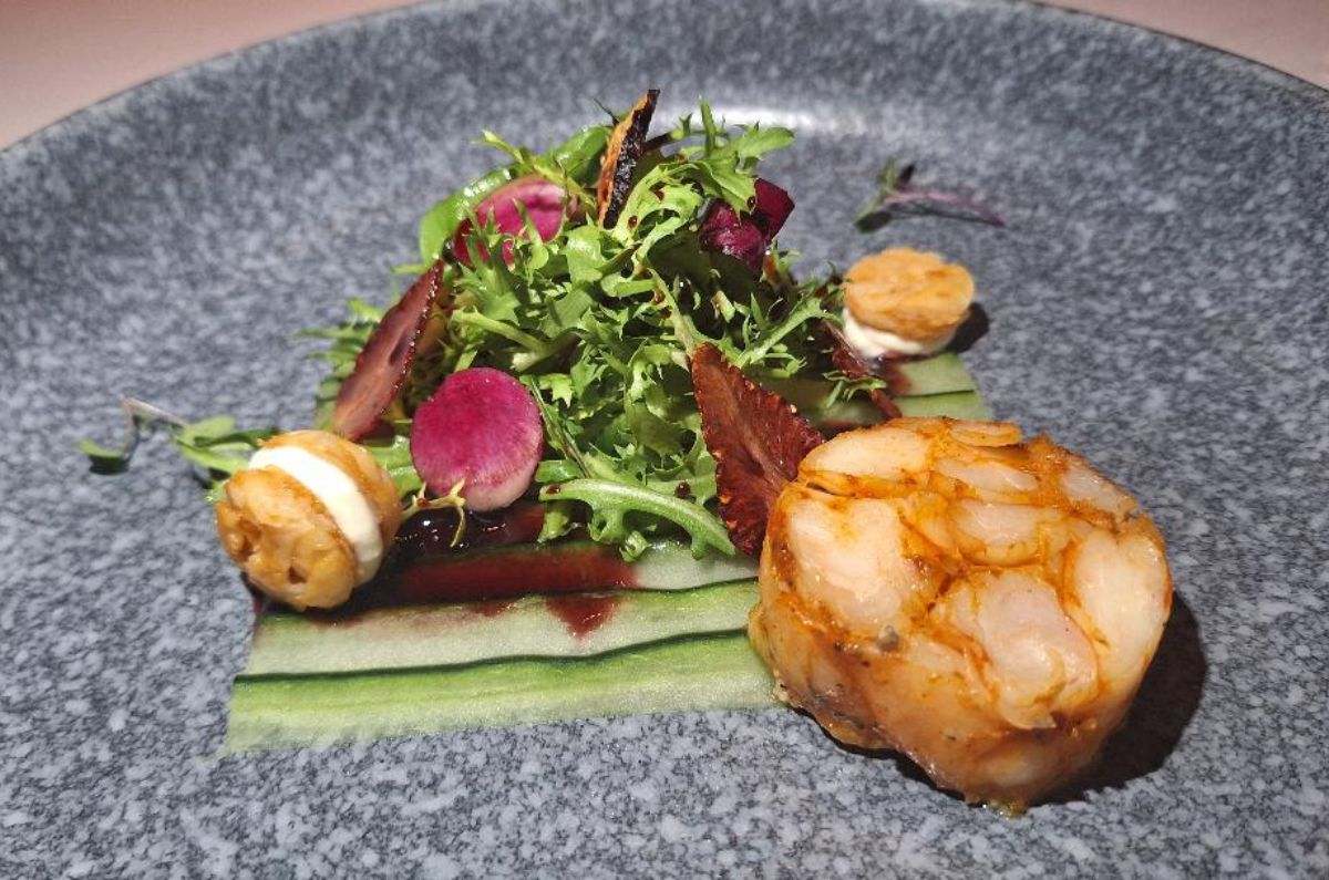 Ensalada de camarón con lima, higos, fresas, hojas verdes, macarrones de parmesano, foto de Miriam Carmo 