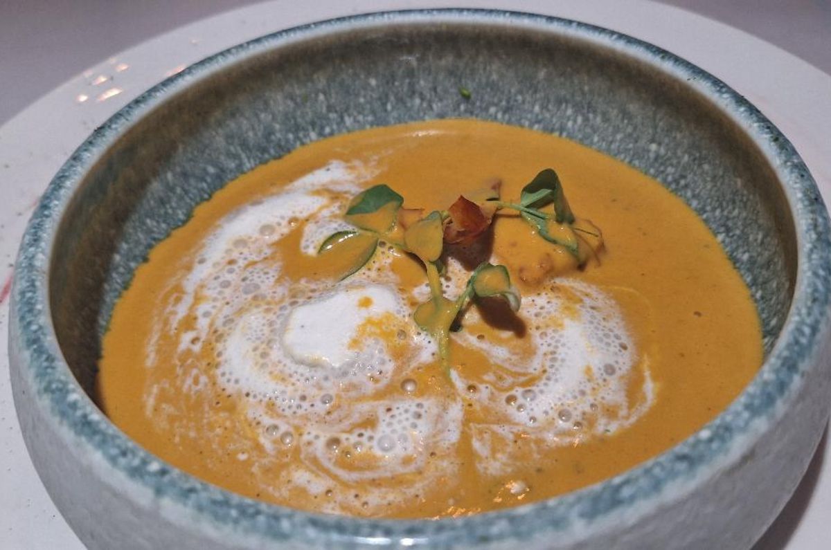 Crema de tomates rostizados, espuma de queso de cabra y ceniza de albahaca, foto de Miriam Carmo