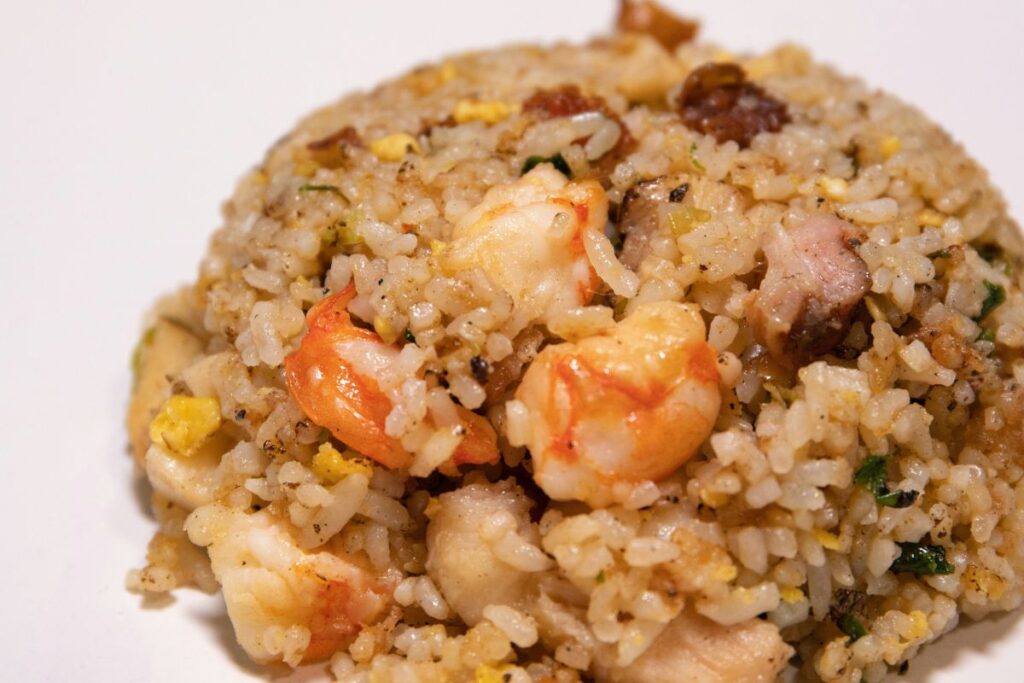 El arroz frito es una receta que se puede preparar fácilmente en casa.