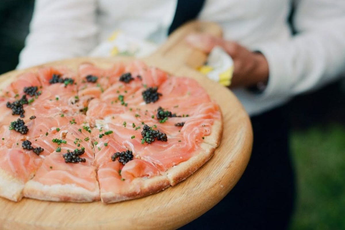 Pizza de salmón ahumado. Foto de Instagram Wolfgang Puck Catering.