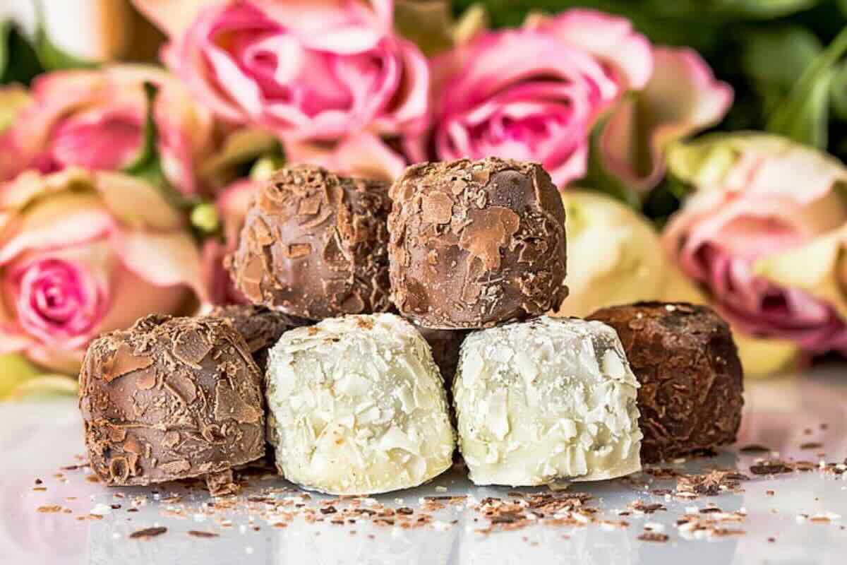 Trufas de chocolate con leche y blanco. Foto de PxHere.