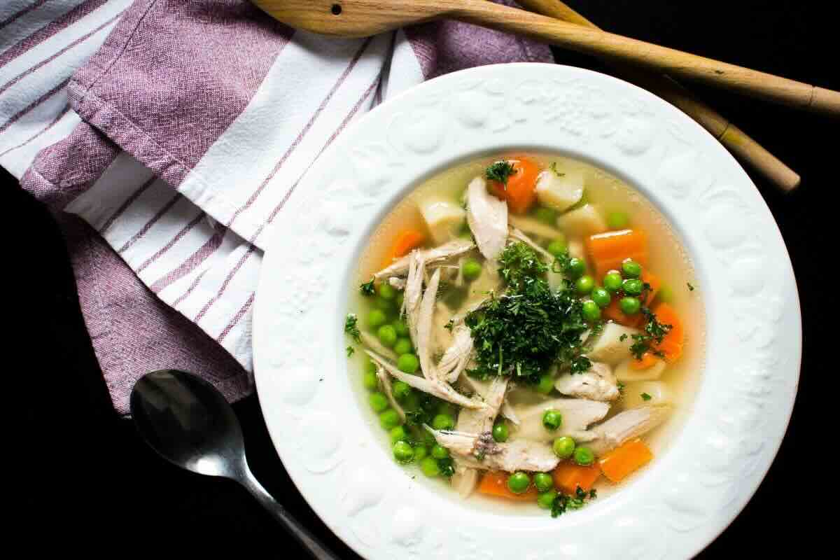 Caldo de pollo con verduras. Foto de PxHere.