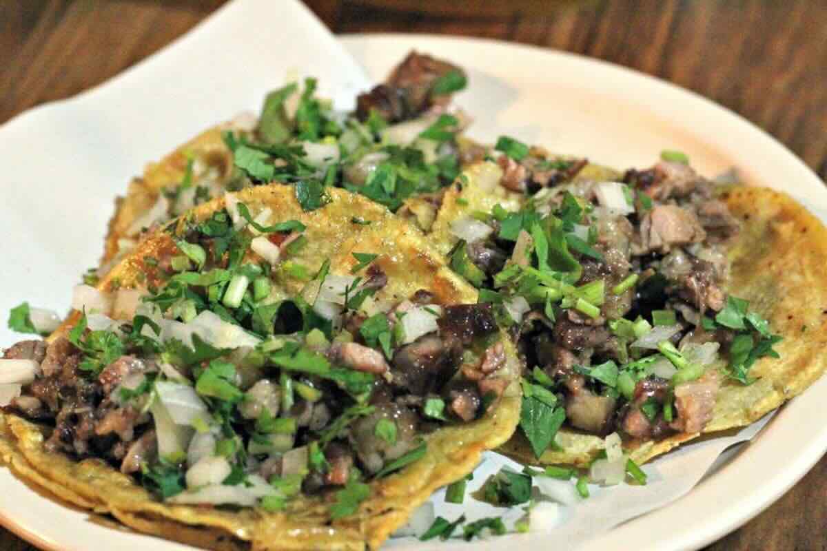 Orden de tacos con cebolla y cilantro. Foto de Flickr.