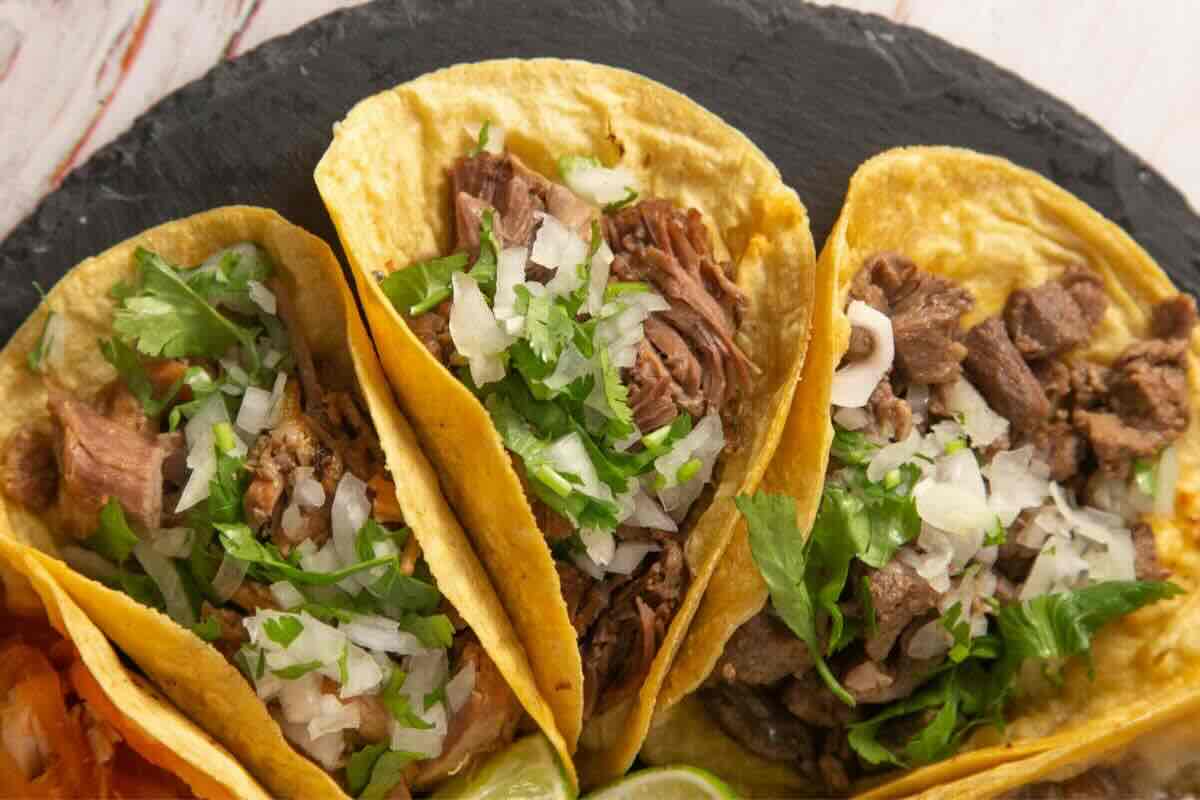 Orden de tacos con cebolla y cilantro. Foto de Pexels.