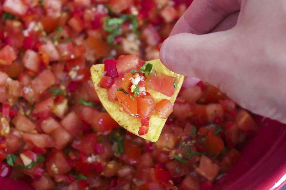 Pico de gallo para compartir al centro. Foto de Flickr.