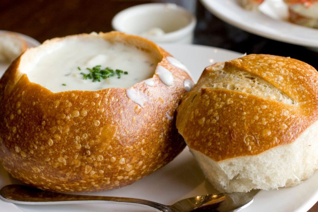 El clam chowder es una sopa cremosa fácil de preparar en casa.