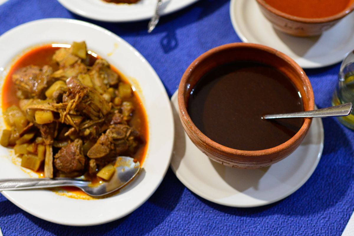 Pollo a la barbacoa con consomé. Foto de Flickr.