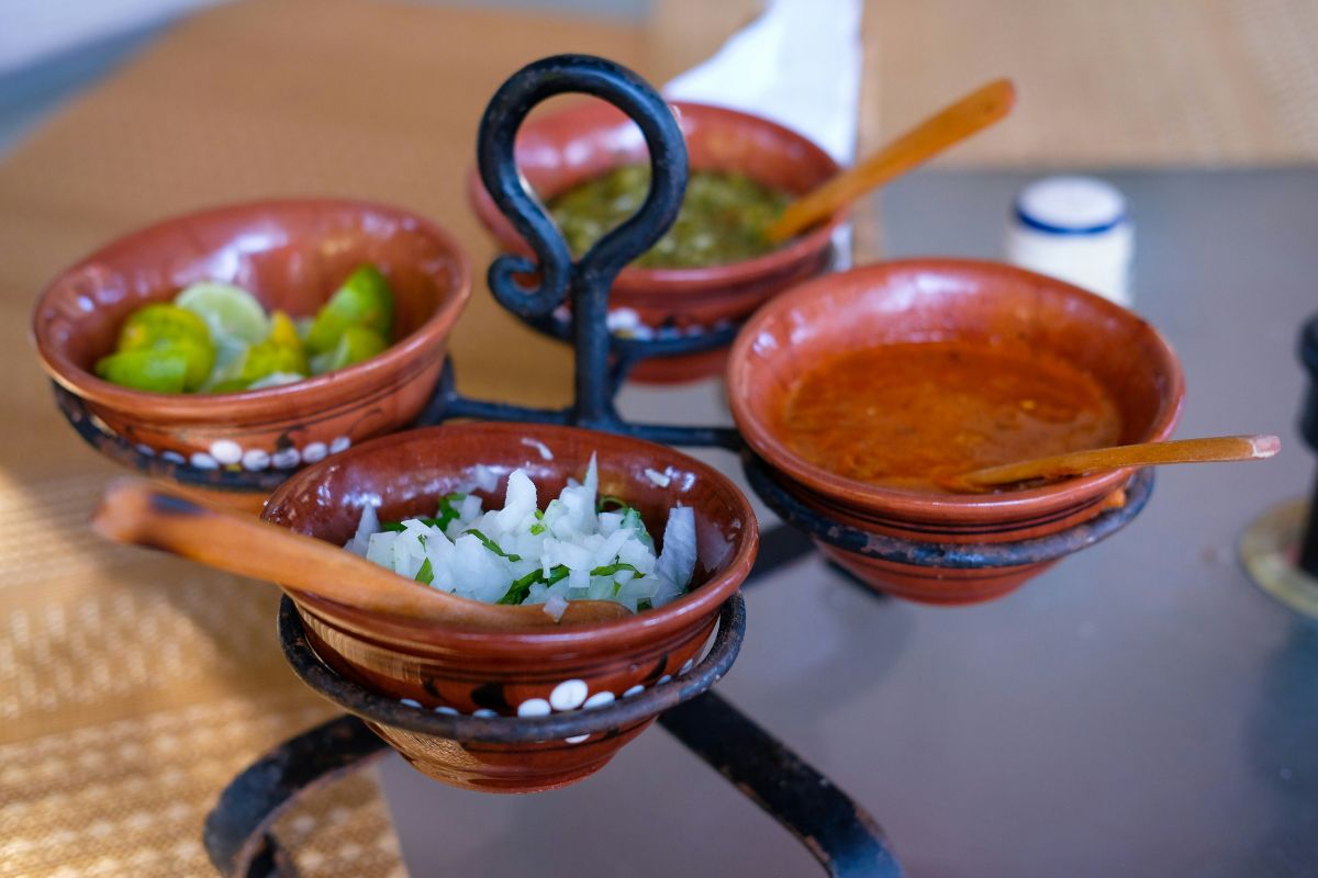 Salsas para acompañar platillos. Foto de UnSplash.