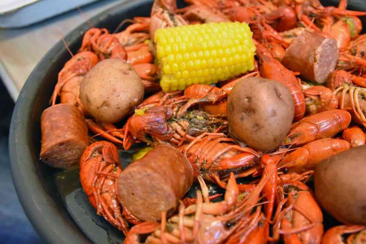 Crawfish boil listo para comer. Foto de Flickr.