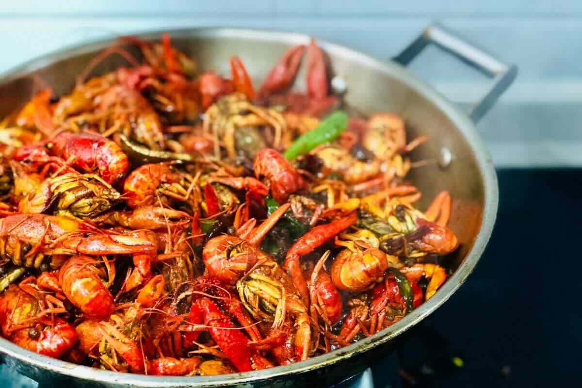 Crawfish boil listo para comer. Foto de Flickr.