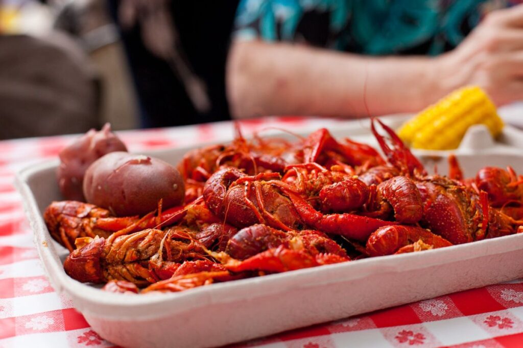 El crawfish boil es un platillo en el que se aprovecha la riqueza de los productos del mar de Louisiana.