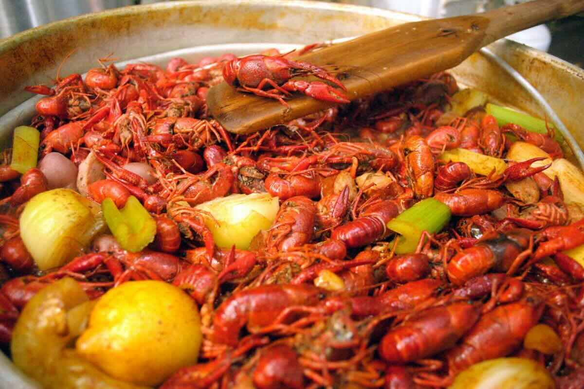 Crawfish boil listo para comer. Foto de Flickr.