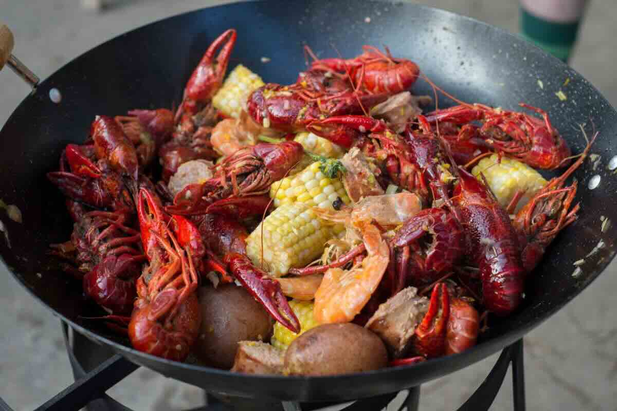 Crawfish boil: el platillo de Louisiana que se disfruta sin plato ni cubiertos