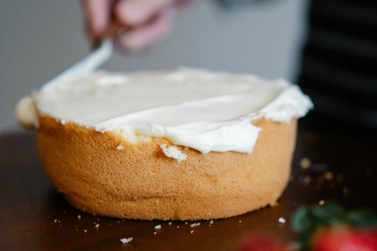 Cobertura con crema de mantequilla para pastel. Foto de Pexels.