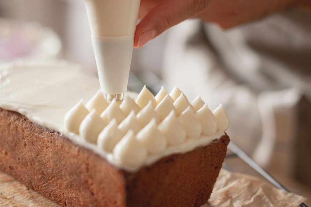 La crema de mantequilla funciona para cubrir o rellenar pasteles.