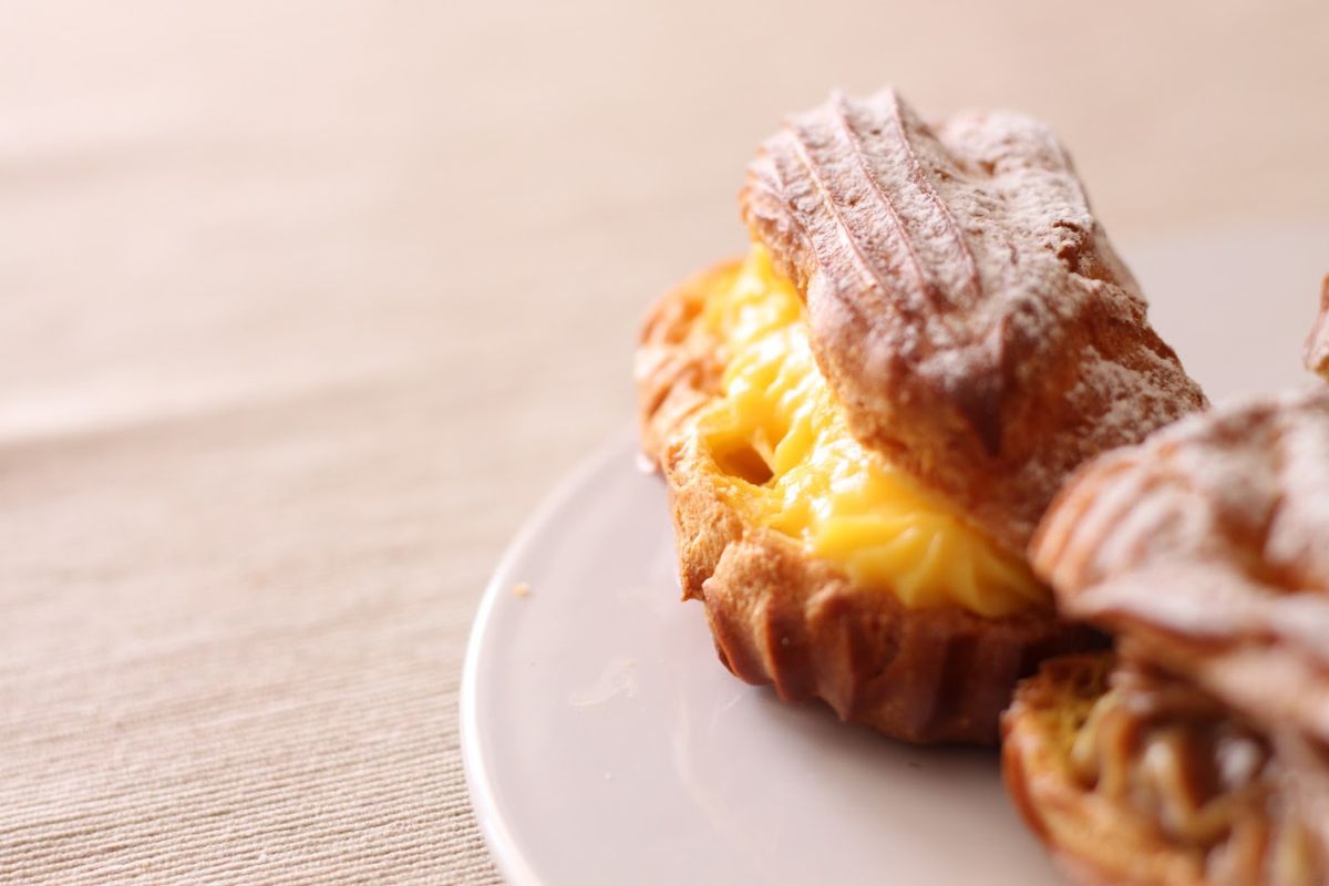 Postre relleno de crema pastelera. Foto de Flickr.