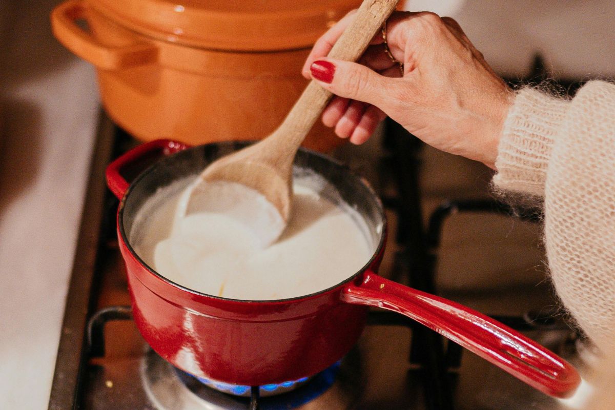 Leche calentándose a fuego bajo. Foto de Pexels.