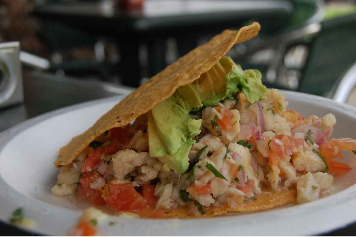 Ceviche de pescado servido con tostadas. Foto de Flickr.