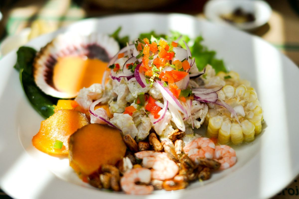 Ceviche mixto con cebolla morada y camote cocido. Foto de Flickr.