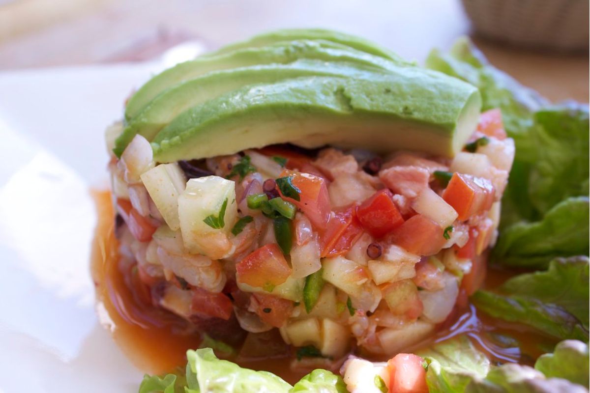 Ceviche fresco con aguacate. Foto de Flickr.