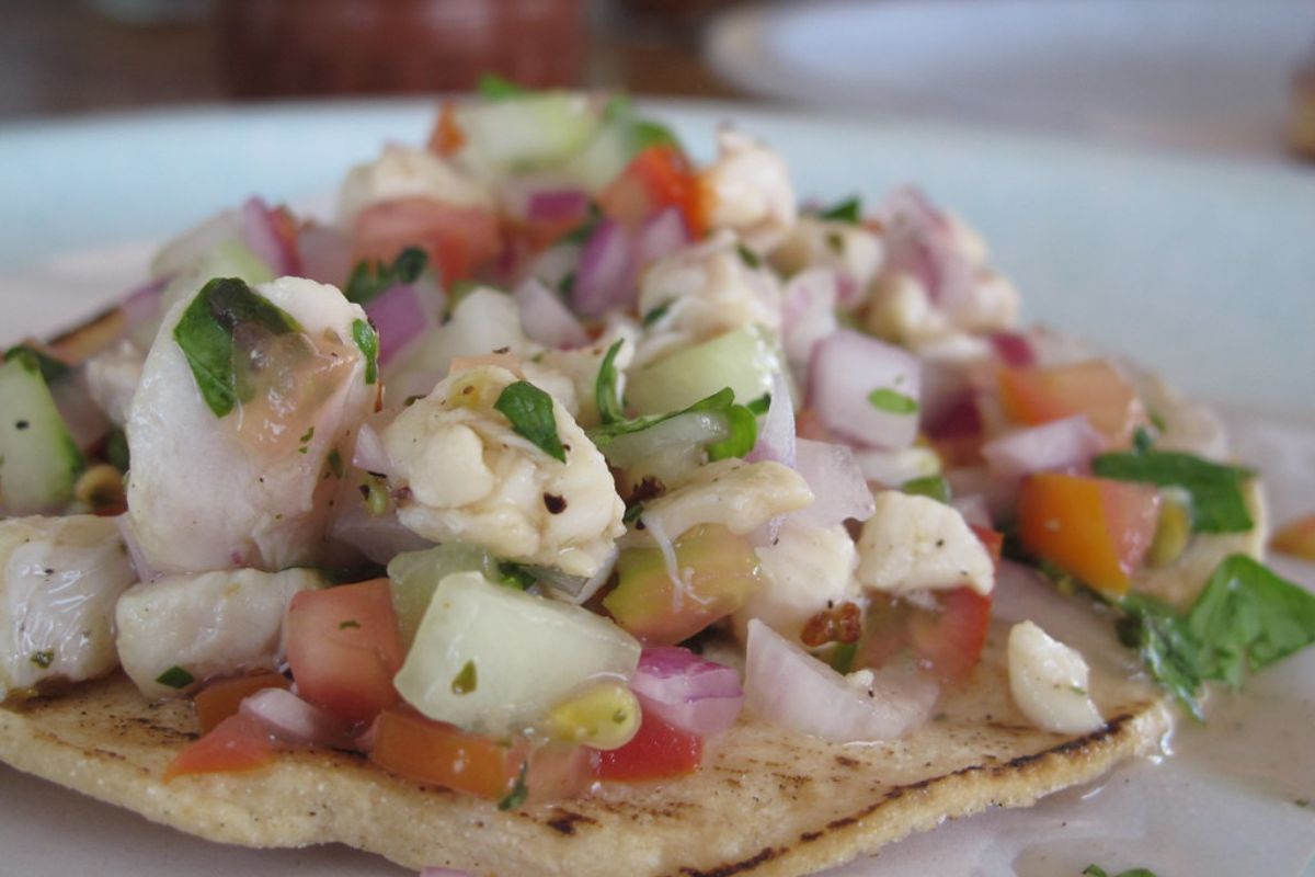 Ceviche de pescado servido con tostadas. Foto de Flickr.