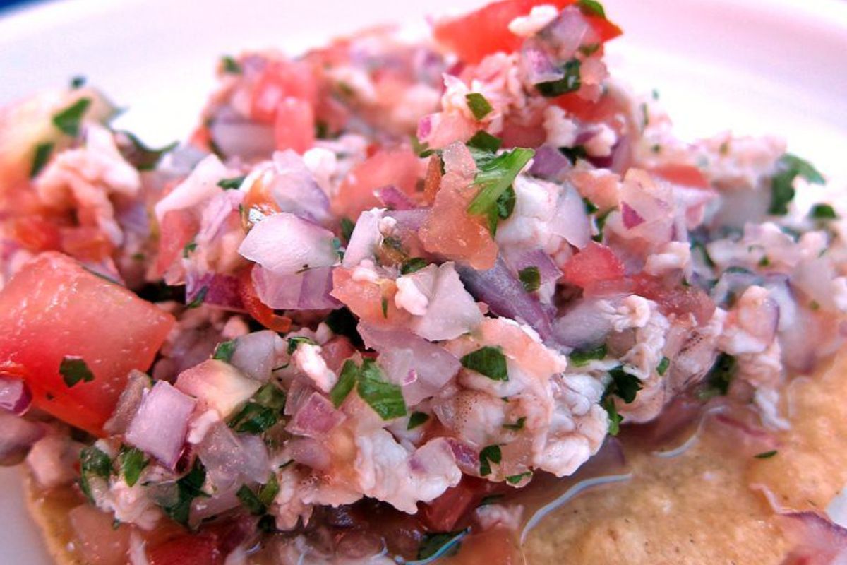 Ceviche de pescado y camarón servido con tostadas. Foto de Flickr.