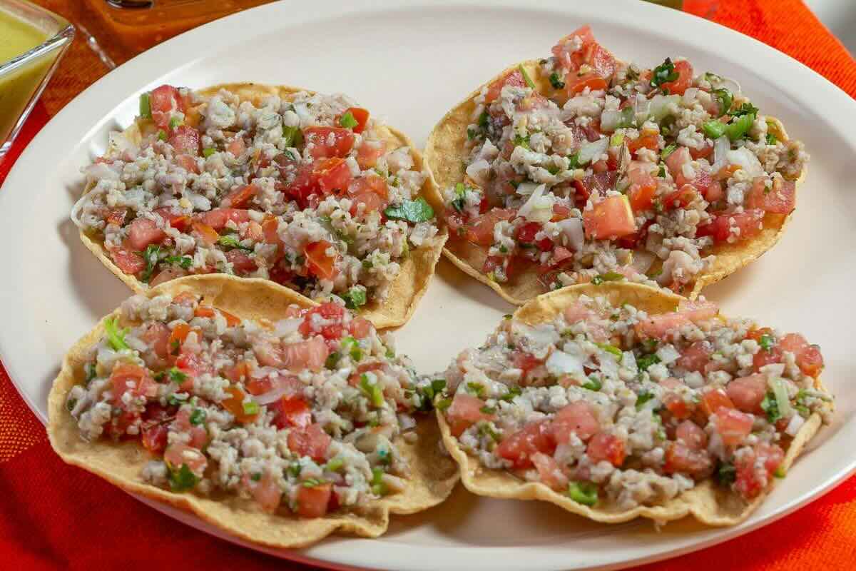 Ceviche de pescado servido con tostadas. Foto de Flickr.