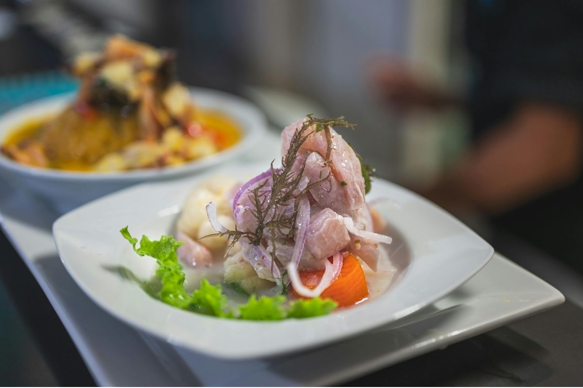 Ceviche peruano con pescado blanco. Foto de Pexels.