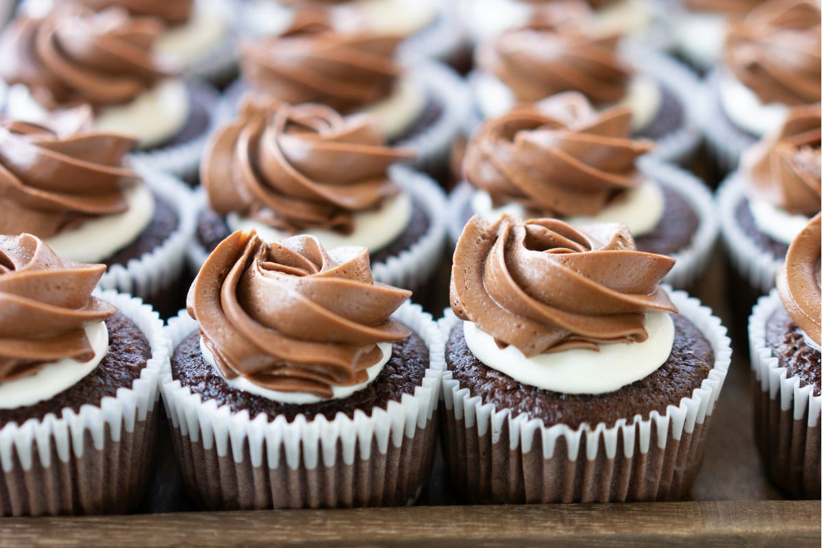 Cupcakes de chocolate con betún de chocolate. Foto de Pexels.