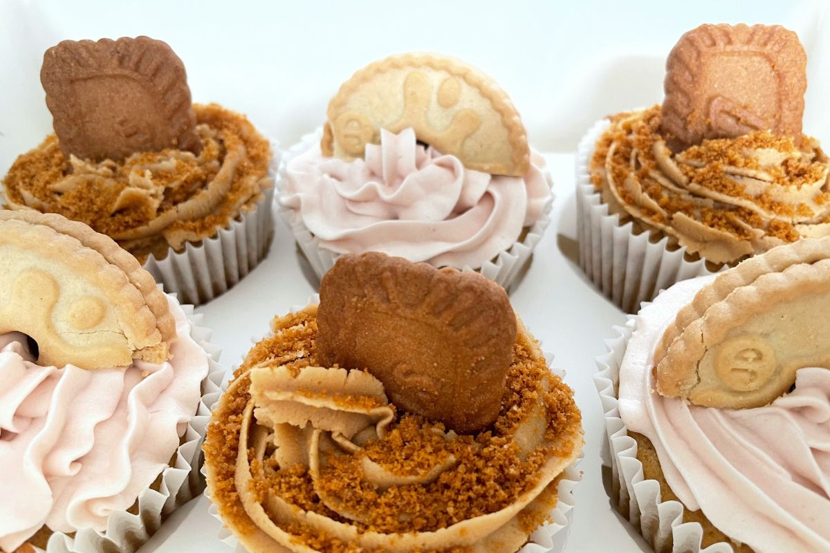 Cupcakes decorados con galletas de sabores. Foto de Pexels.