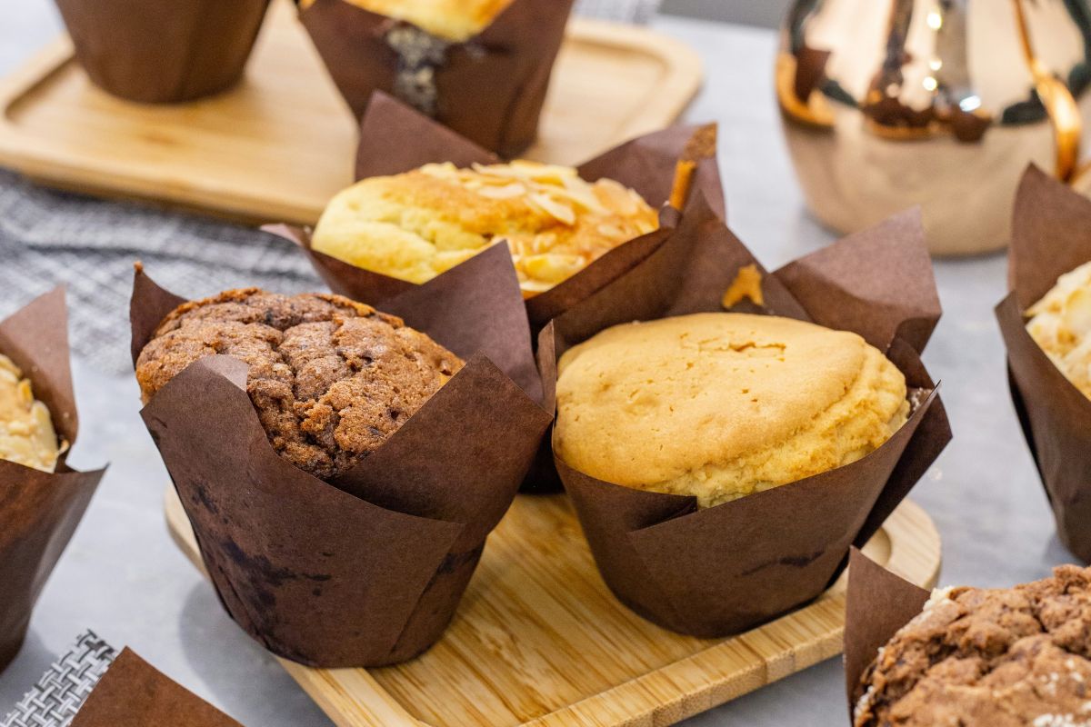 Muffins de vainilla y chocolate. Foto de Pexels.