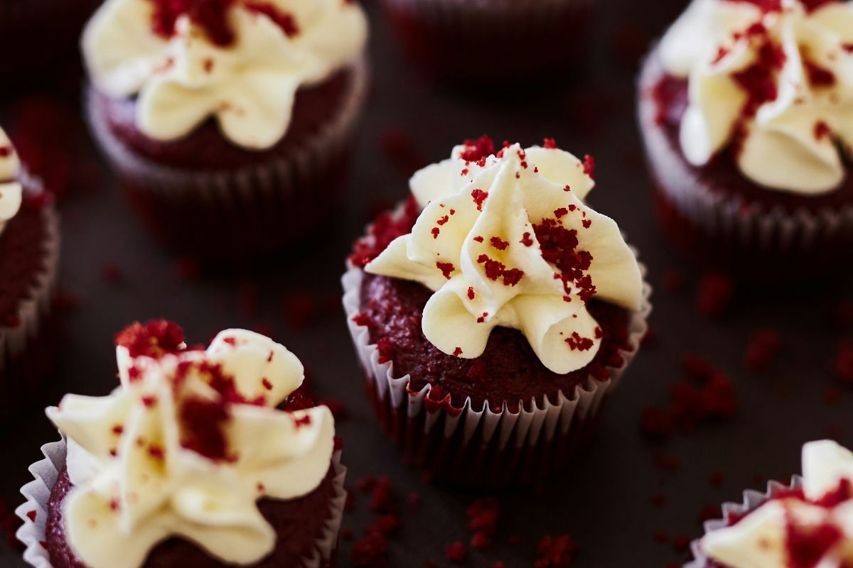 Cupacakes de red velvet con betún de queso crema. Foto de Pexels.