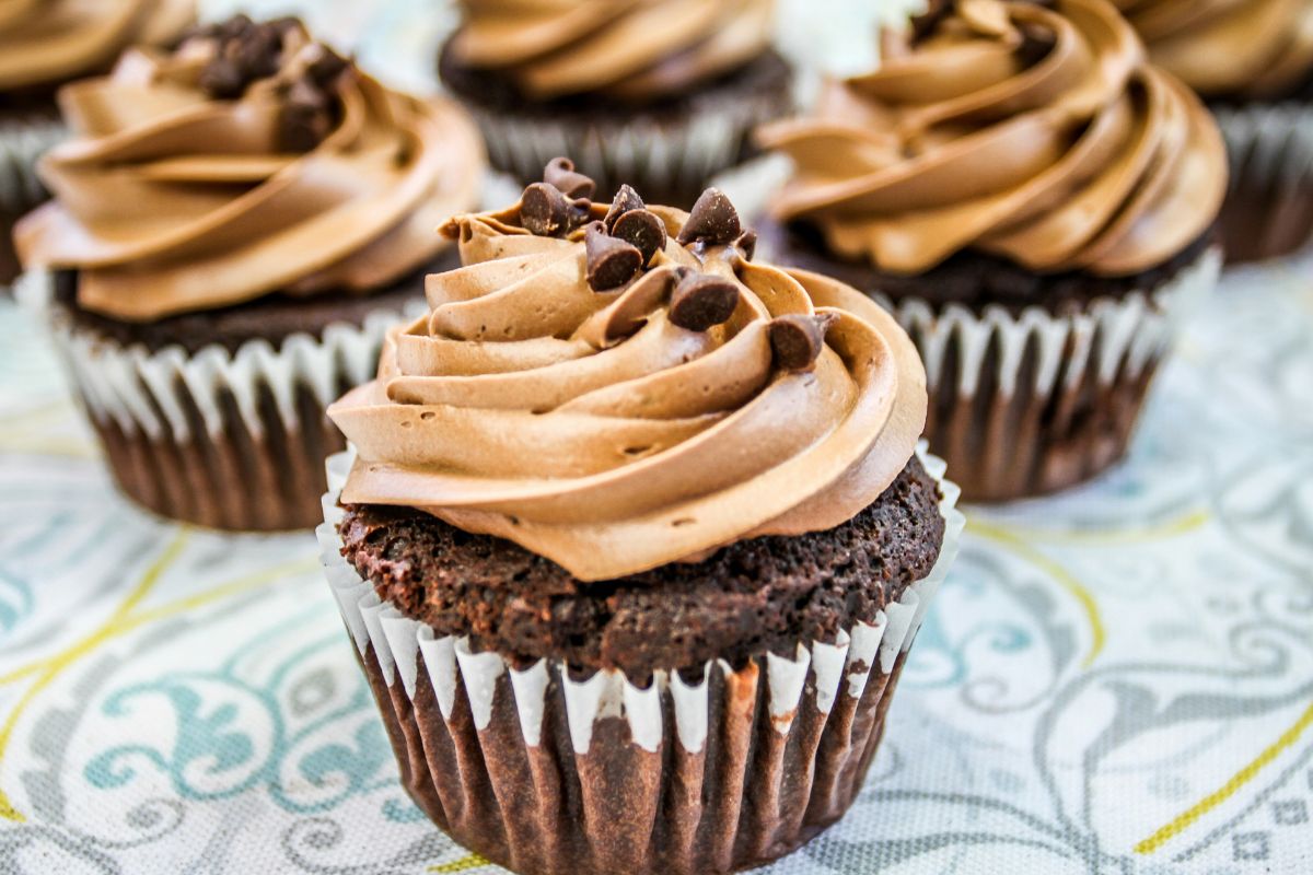 Cupcakes de chocolate con betún de chocolate. Foto de Pexels.