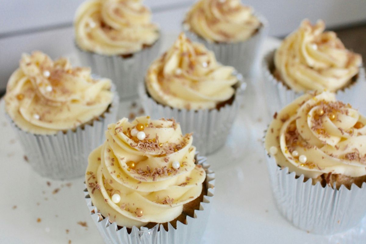 Mesa de dulces con cupcakes. Foto de Pexels.