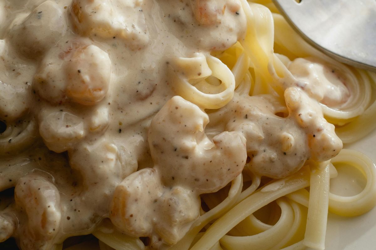 Fetuccine Alfredo con camarones. Foto de Pexels.