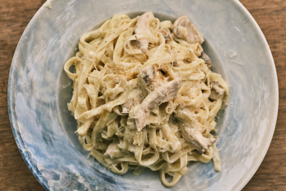 Fetuccine Alfredo con pollo. Foto de Pexels.