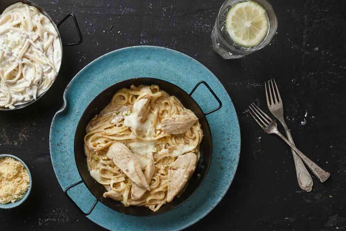 Fetuccine Alfredo con pollo. Foto de Pexels.