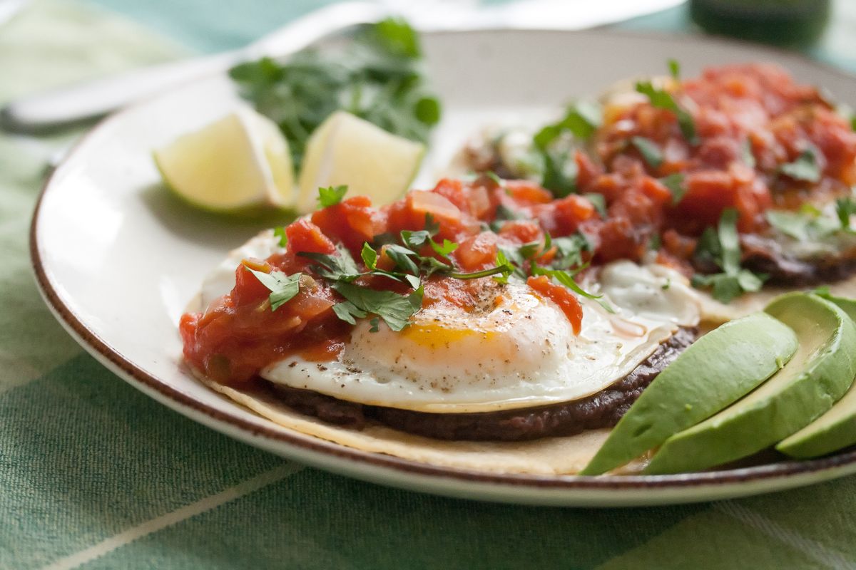 Huevos estrellados con pico de gallo (jitomate, cebolla y cilantro). Foto de Flickr.