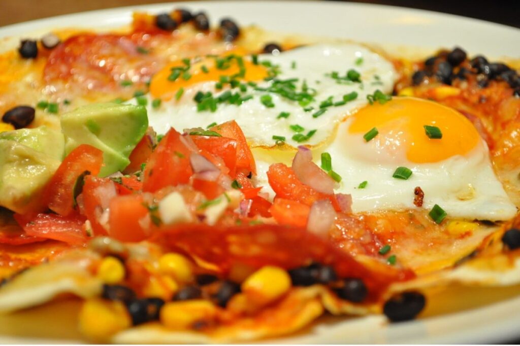 Los huevos rancheros son una receta clásica del desayuno mexicano.