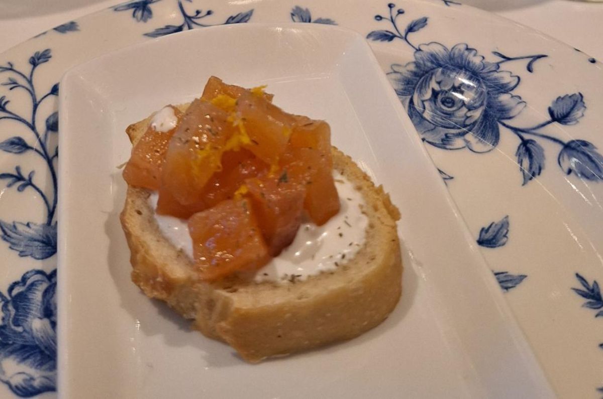 Cata en La Mantequería (salmón curado, crema fresca, eneldo y ralladura de limón eureka), foto de Miriam Carmo