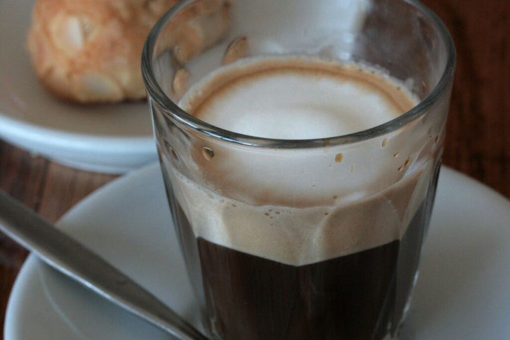 El macchiato es una bebida con café que se ha replicado en todo el mundo.