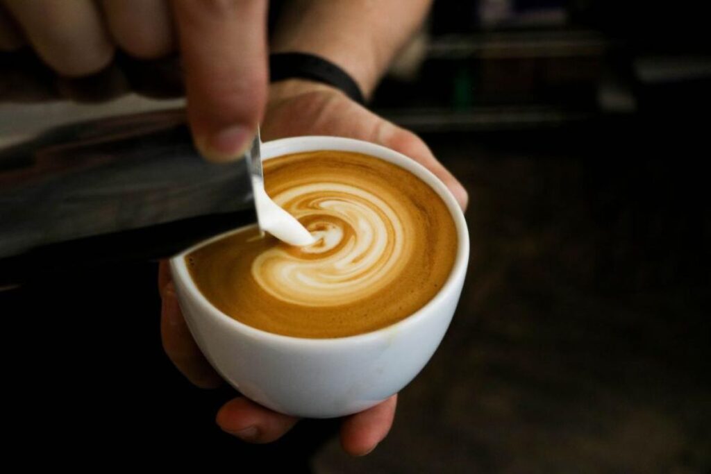 El macchiato es una bebida con café que relaja la intensidad del espresso con leche caliente.