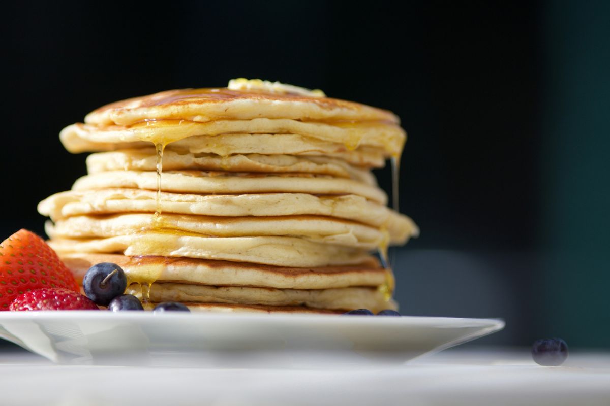 Pancakes con mantequilla y miel de maple. Foto de Pexels.