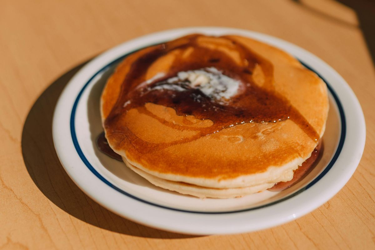 Pancakes con mantequilla y miel de maple. Foto de Pexels.