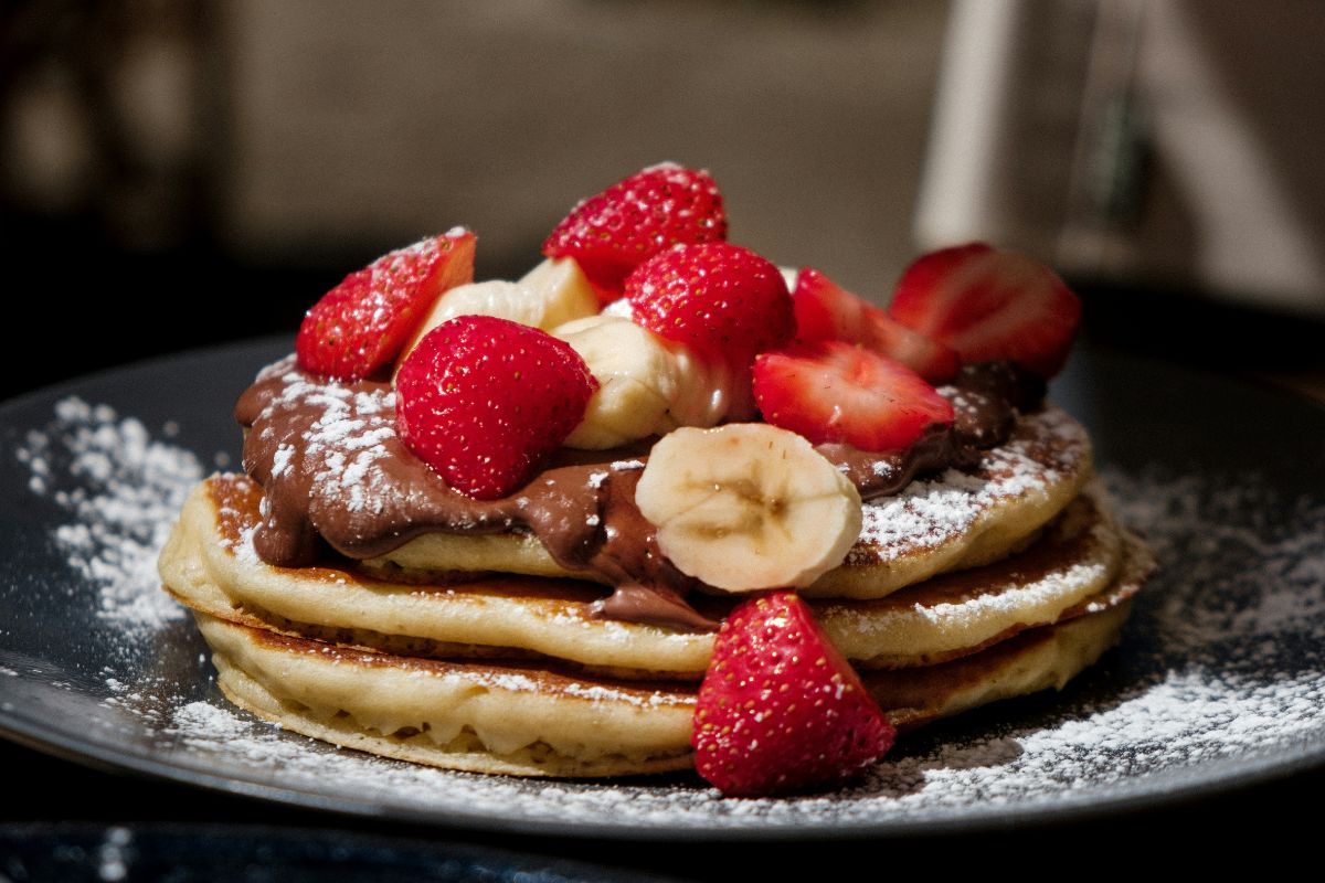 Desayuno dulce con fruta fresca. Foto de Pexels.