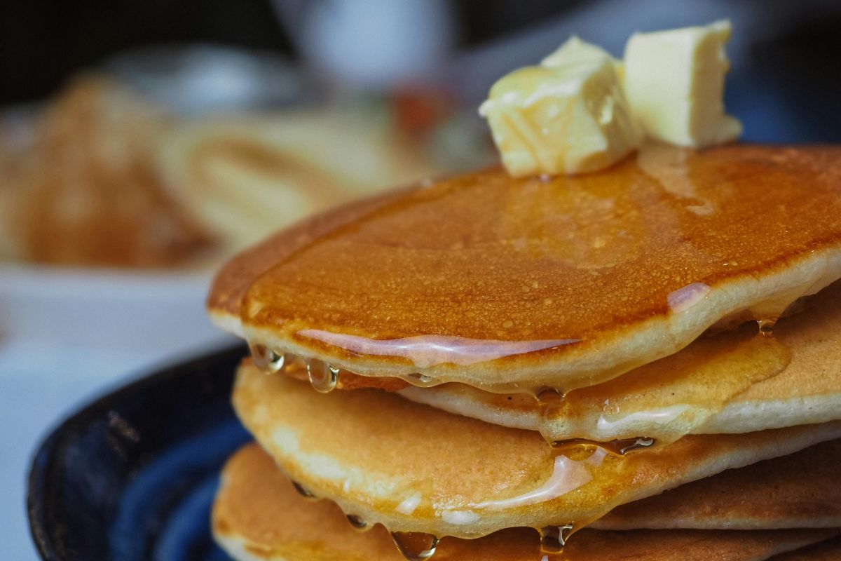 Pancakes con mantequilla y miel de maple. Foto de Pexels.